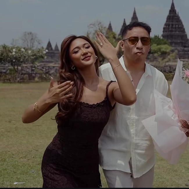 So Sweet! Marion Jola Dilamar Dennis Talakua di Pelataran Prambanan