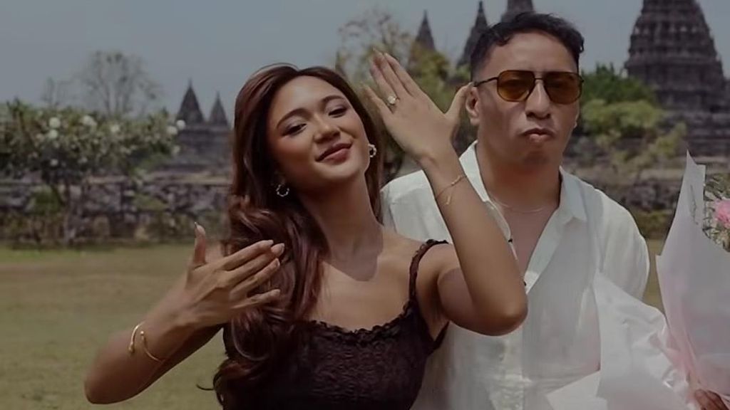 So Sweet! Marion Jola Dilamar Dennis Talakua di Pelataran Prambanan