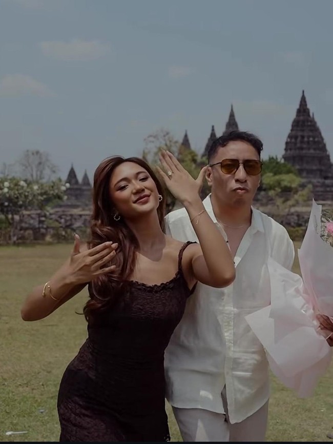 So Sweet! Marion Jola Dilamar Dennis Talakua di Pelataran Prambanan