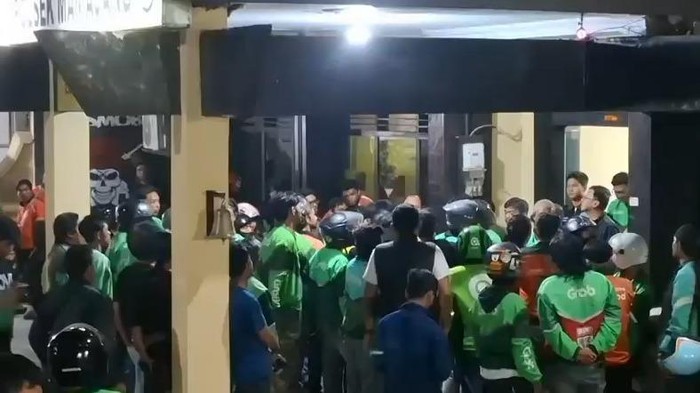 Massa Ojol geruduk Mapolsek Mamajang usai rekan ditikam jukir di Makassar.