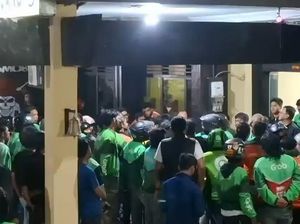 Massa Ojol Geruduk Mapolsek Mamajang Usai Rekan Ditikam Jukir