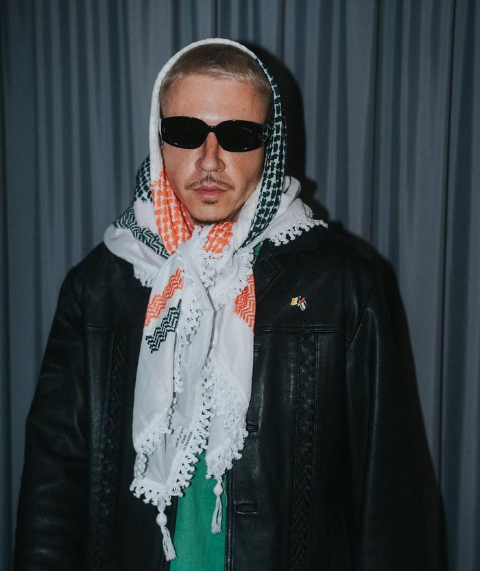 Momen Macklemore Manggung Bawa Bendera Palestina