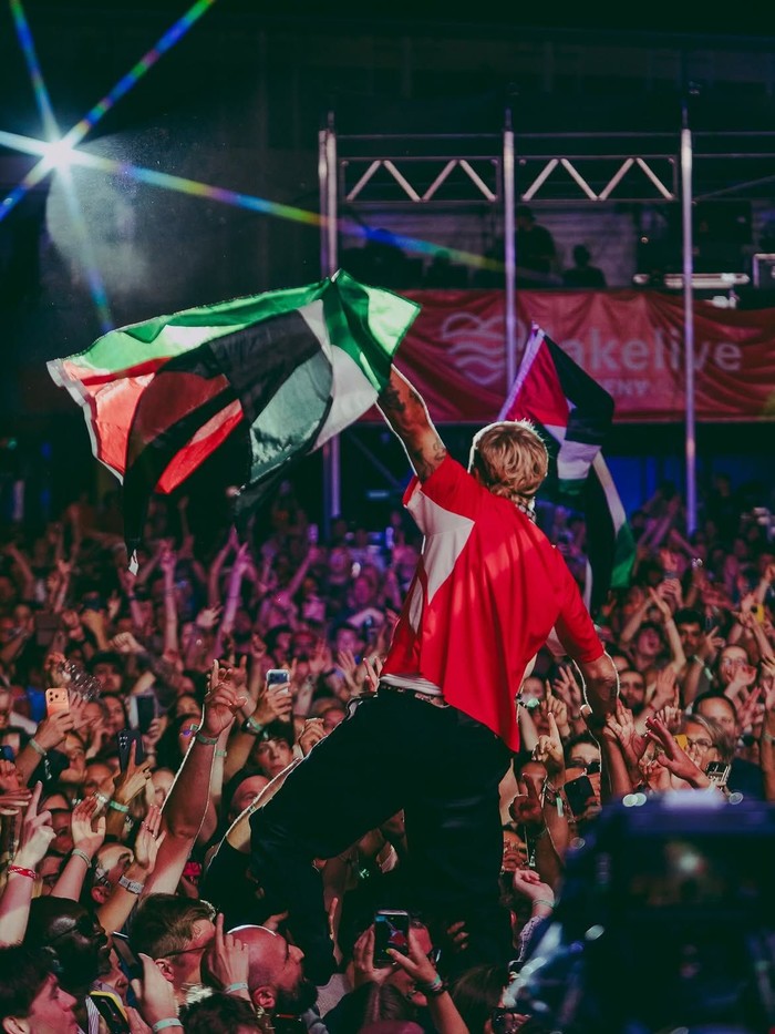 Momen Macklemore Manggung Bawa Bendera Palestina