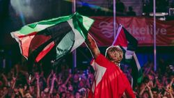 Momen Macklemore Manggung Bawa Bendera Palestina