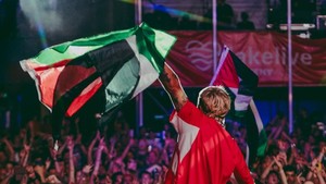 Pada Mei 2024, Macklemore pertama kali menunjukkan keberpihakan pada warga Palestina. Di tahun tersebut, ia meluncurkan single terbarunya, Hinds Hall. Lirik-liriknya lugas melontarkan kritik tajam terhadap serangan militer Israel di Gaza. Foto: Macklemore/ Instagram