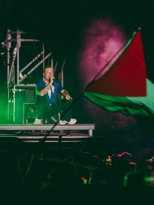Momen Macklemore Manggung Bawa Bendera Palestina