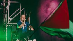 Momen Macklemore Manggung Bawa Bendera Palestina