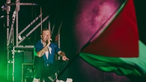 Menanggapi gelombang kritik atas aksinya tersebut, Macklemore sempat mengunggah video ke Instagram yang menampilkan momen saat ia berbicara di atas panggung. Foto: Macklemore/ Instagram
