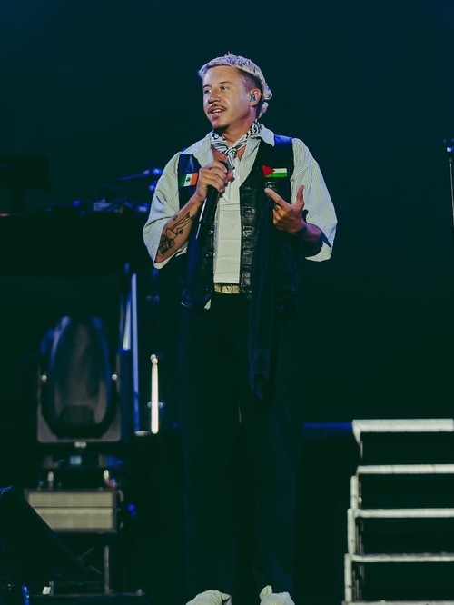 Momen Macklemore Manggung Bawa Bendera Palestina