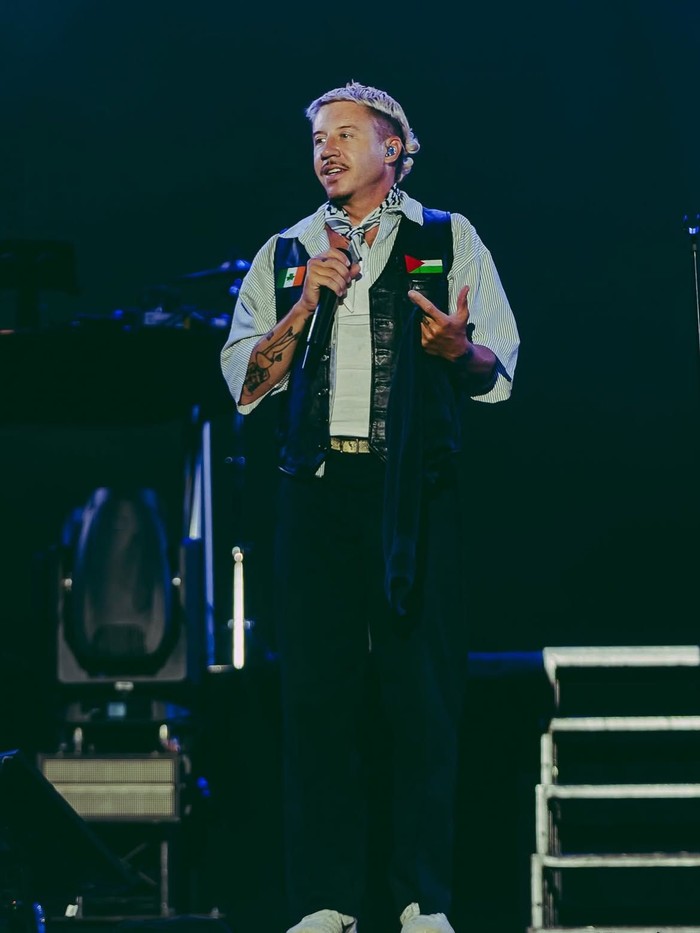 Momen Macklemore Manggung Bawa Bendera Palestina