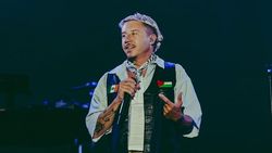 Momen Macklemore Manggung Bawa Bendera Palestina