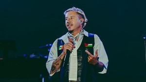 Dari atas panggung di konser Ed Sheeran, sang rapper membawakan lagu Hinds Hall, menyerukan pembebasan Palestina, dan menegaskan bahwa kritiknya terhadap kebijakan pemerintah Israel bukanlah bentuk kebencian terhadap kaum Yahudi. Foto: Macklemore/ Instagram