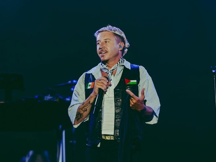 Momen Macklemore Manggung Bawa Bendera Palestina