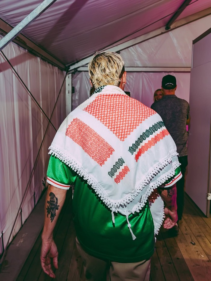 Momen Macklemore Manggung Bawa Bendera Palestina