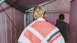 Momen Macklemore Manggung Bawa Bendera Palestina