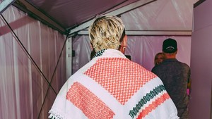 Aksi pro-Palestina juga pernah ditunjukkan Macklemore pada Agustus 2024. Dia mengumumkan pembatalan konser di Dubai sebagai bentuk protes atas dugaan keterlibatan Uni Emirat Arab dalam konflik perang Sudan. Ia menyampaikan kabar ini lewat pernyataan panjangnya di Instagram. Foto: Macklemore/ Instagram