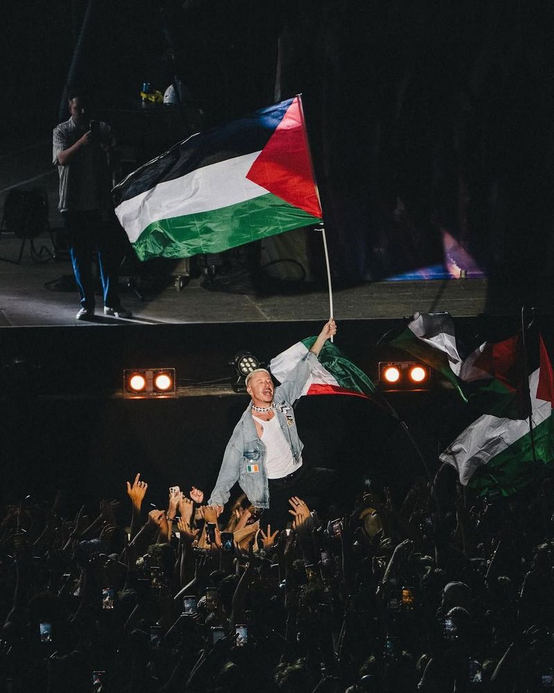 Momen Macklemore Manggung Bawa Bendera Palestina Momen Macklemore Manggung Bawa Bendera Palestina