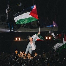 Momen Macklemore Manggung Bawa Bendera Palestina