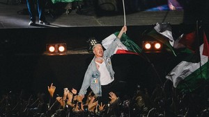 Ini momen saat musisi Macklemore selalu membawa bendera Palestina maupun menyerukan Free Palestina. Bahkan ia selalu mengingatkan tentang penderitaan yang dialami anak-anak Palestina akibat konflik berkepanjangan. Foto: Macklemore/ Instagram
