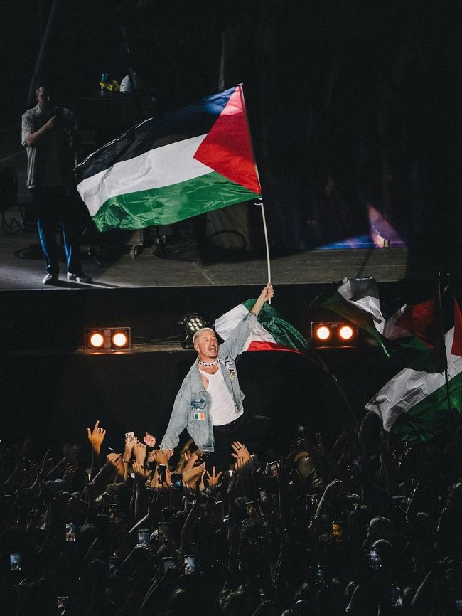 Momen Macklemore Manggung Bawa Bendera Palestina