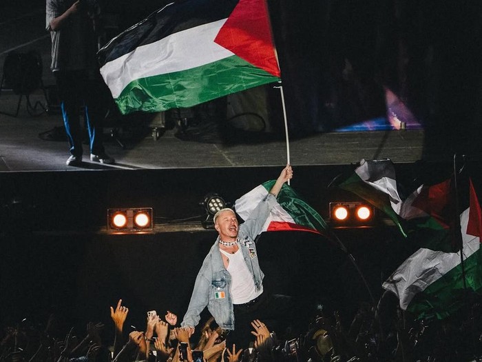 Momen Macklemore Manggung Bawa Bendera Palestina Momen Macklemore Manggung Bawa Bendera Palestina