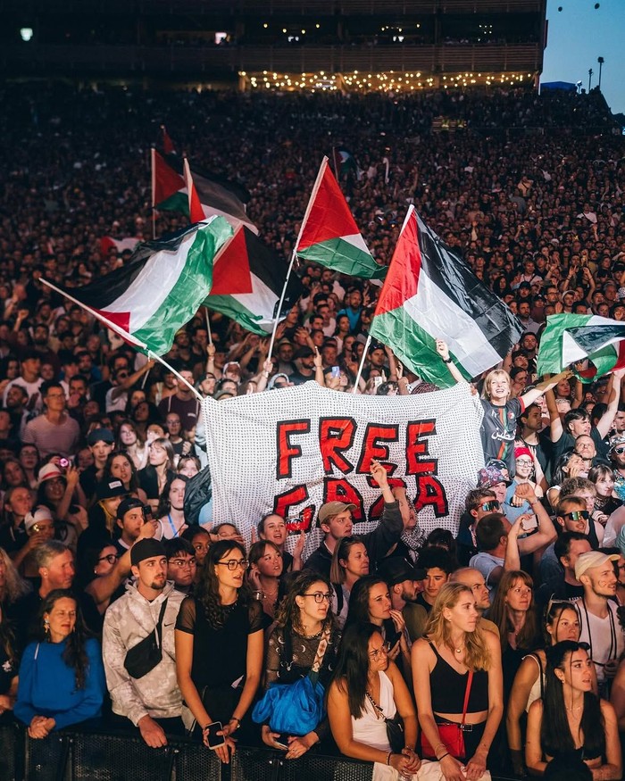 Momen Macklemore Manggung Bawa Bendera Palestina