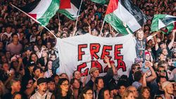 Momen Macklemore Manggung Bawa Bendera Palestina