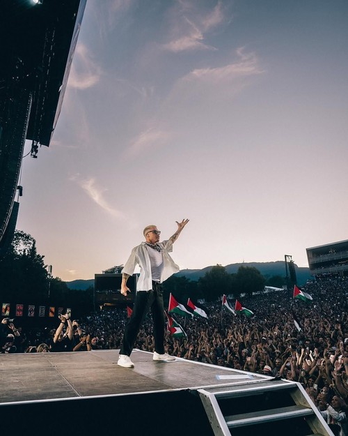 Momen Macklemore Manggung Bawa Bendera Palestina