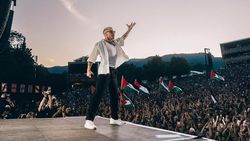 Momen Macklemore Manggung Bawa Bendera Palestina