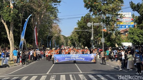 Parade defile bertajuk Parade of Nations memeriahkan rangkaian IAWP di seputar Lapangan Niti Mandala Renon, Denpasar, Bali, Minggu (20/9/2026). (Foto: Putu Yonata/detikBali)