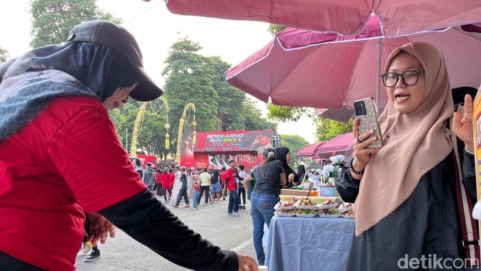 Pedagang UMKM tengah menjajakan dagangan pada booth khusus UMKM di ajang Soekarno Run BWX 2026.