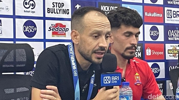 Pelatih Persijap Jepara, Mario Lemos saat konferensi pers di Stadion Gelora Bumi Kartini Jepara, Minggu (20/9/2026).