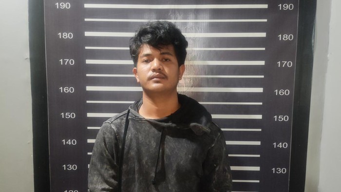 Pemuda Alif Yohan ditangkap di Bantaeng setelah mengancam polisi dengan badik dan merusak mobilnya.