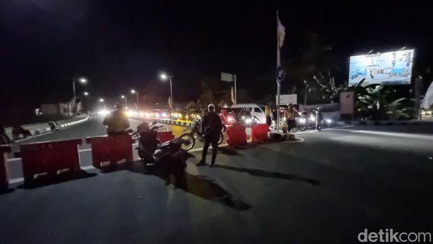 Penutupan jalur masuk ke Kelok 23 dari simpang empat Kretek, Bantul, Minggu (20/9/2026). Penutupan jalur masuk ke Kelok 23 dari simpang empat Kretek, Bantul, Minggu (20/9/2026).