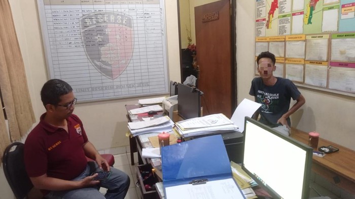 Pelaku yang membobol rumah kosong saat menjalani pemeriksaan di Polsek Jetis, Bantul. Foto diunggah Minggu (20/9/2026).