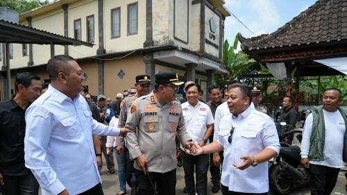 Kapolres Gianyar AKBP James Rajagukguk dan Bupati Gianyar I Made Agus Mahayastra memantau pelaksanaan pilkel di sejumlah TPS di Gianyar, Minggu (20/9/2026). (Dok Polres Gianyar).