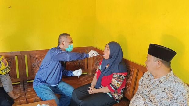 Polisi ambil sampel DNA keluarga Nur Hisyam kernet truk asal Magelang korban KM Virgo Transport, Minggu (20/9/2026). Polisi ambil sampel DNA keluarga Nur Hisyam kernet truk asal Magelang korban KM Virgo Transport, Minggu (20/9/2026).