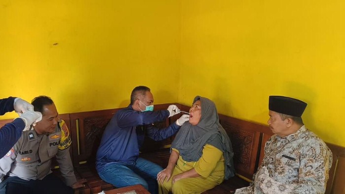 Polisi ambil sampel DNA keluarga Nur Hisyam kernet truk asal Magelang korban KM Virgo Transport, Minggu (20/9/2026).