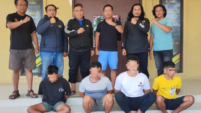 Polisi menangkap empat pria yang merupakan komplotan pencuri tiga ekor sapi di Kabupaten Maros.
