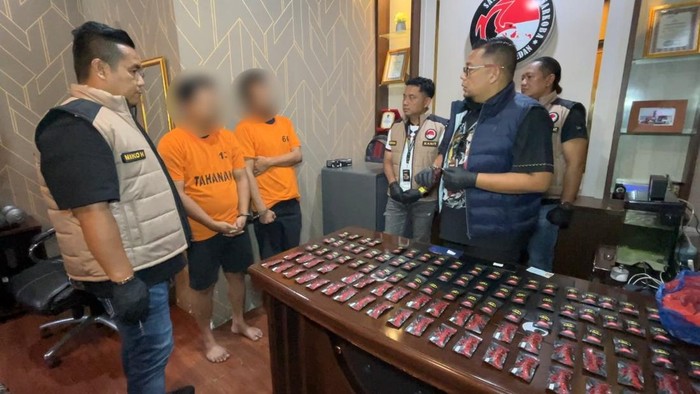 Polisi saat menginterogasi kedua pelaku. (Foto: dok. Polrestabes Medan)