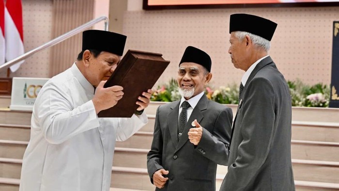 Presiden Prabowo Terima Mushaf Al-Quran dan Buku Gontor untuk Indonesia