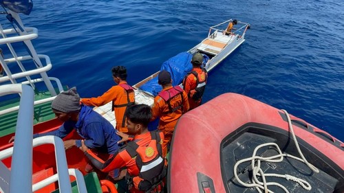 Proses evakuasi dua nelayan yang sempat hilang kontak saat berlayar menuju Pulau Karumpa, Kepulauan Selayar, Sulawesi Selatan (Sulsel). (Foto: Basarnas Maumere)