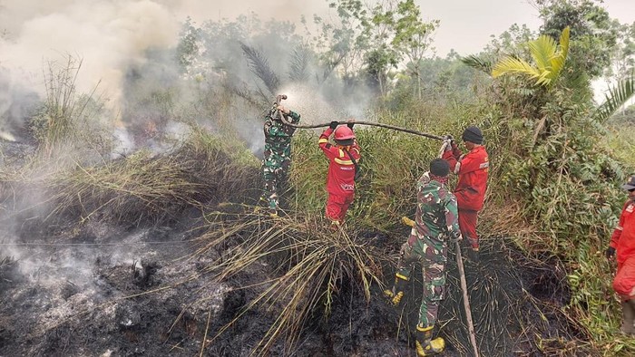 Proses pemadaman karhutla di Kecamatan Bayung Lencir, Muba