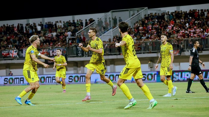 Penggawa PSIM Jogja saat menghadapi Madura United di Stadion Gelora Madura Ratu Pamelingan, Jumat (18/9/2026).
