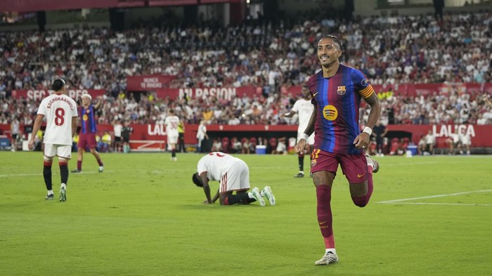 SEVILLA, SPAIN - SEPTEMBER 19: Raphinha of FC Barcelona celebrates a goal during the Spanish league, LaLiga EA Sports, football match played between Sevilla FC and FC Barcelona at Ramon Sanchez-Pizjuan stadium on September 19, 2026, in Sevilla, Spain. (Photo By Joaquin Corchero/Europa Press via Getty Images)