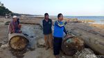 Potret Ratusan Kayu Gelondongan Terdampar di Pantai Sumenep