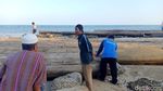 Potret Ratusan Kayu Gelondongan Terdampar di Pantai Sumenep