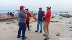 Potret Ratusan Kayu Gelondongan Terdampar di Pantai Sumenep