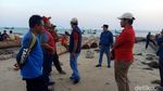 Potret Ratusan Kayu Gelondongan Terdampar di Pantai Sumenep