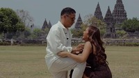 Penyanyi Marion Jola akhirnya dilamar oleh sang kekasih, Dennis Talakua pada Minggu (20/9/2026). Momen ini semakin spesial karena lokasi lamarannya berada di pelataran Candi Prambanan lho. Foto: Instagram @lalamarionmj